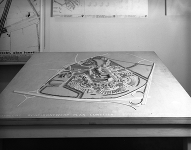 802028 Afbeelding van een maquette van het uitbreidingsplan Lunetten te Utrecht.